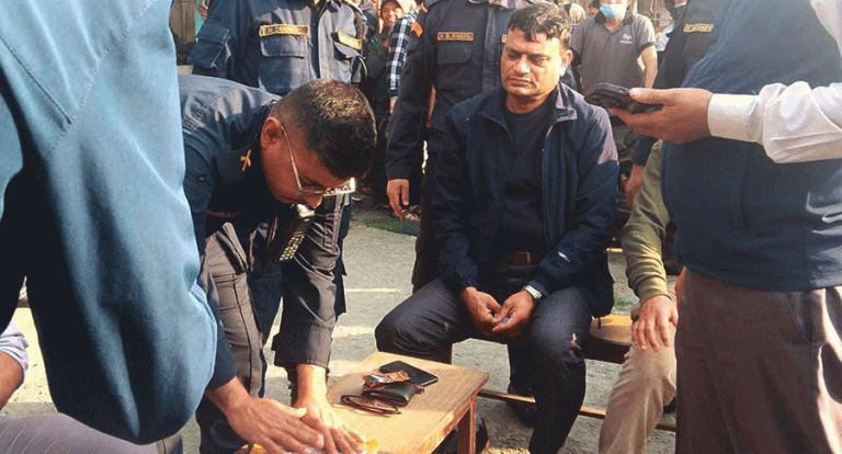 पोखरा महानगरका अधिकृत गिरी २५ हजार घुससहित पक्राउ