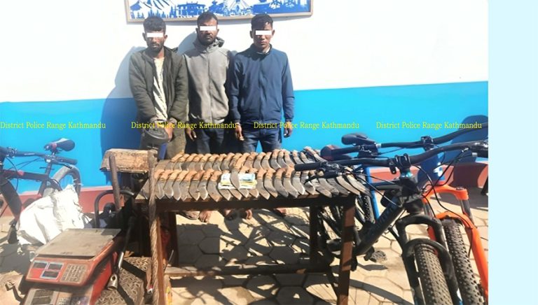 १२० थान खुकुरी चोरीको आरोपमा तीन जना पक्राउ