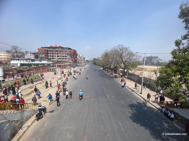 गणतन्त्रवादी र राजावादीको प्रदर्शन स्थलका सडकमा यातायात निषेध