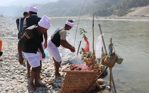 लदी पूजा गर्दै माझी समुदाय