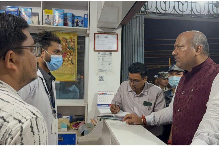 सिरहामा १४ निजी स्वास्थ संस्थाको अनुगमन गर्दा १३ बन्द गर्न निर्देशन