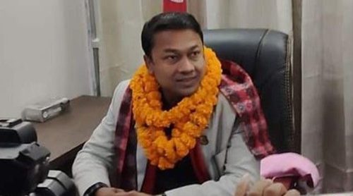 कार्यालयहरूबाट हुने योजनाको चिठी आफैं बाँड्दै मधेशका पूर्वाधारमन्त्री, कमिसनमा बेचेको आशंका
