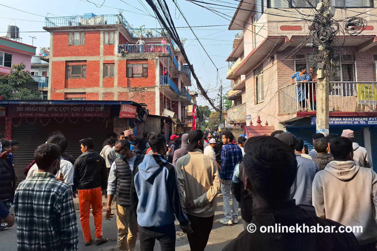 माओवादी पार्टी कार्यालय छिर्ने प्रयास गर्दै प्रदर्शनकारी