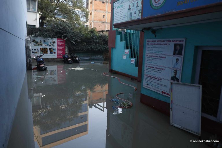 खानेपानी पाइप फुटेपछि यसरी डुब्यो थापाथली क्षेत्र (तस्वीरहरू)
