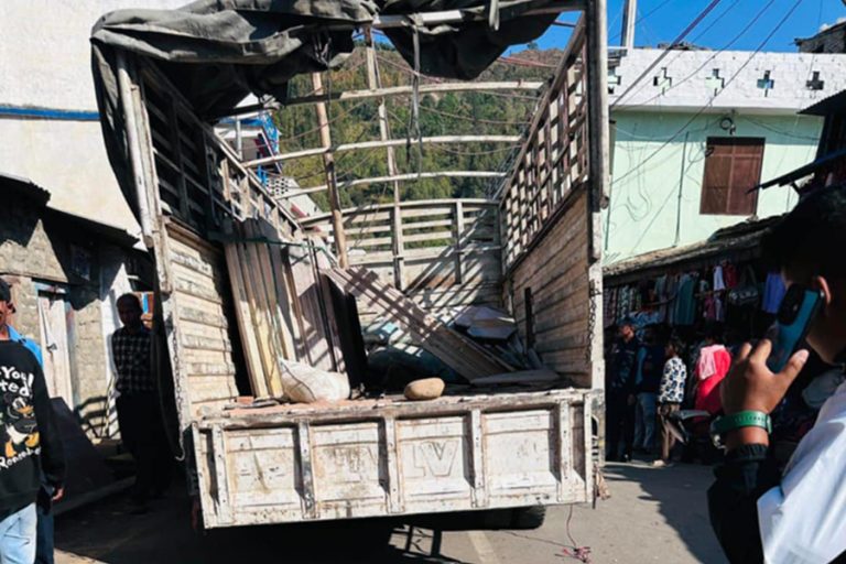 ट्रकमा लोड भएको मार्बलले च्याप्दा एक मजदुरको मृत्यु, एक घाइते