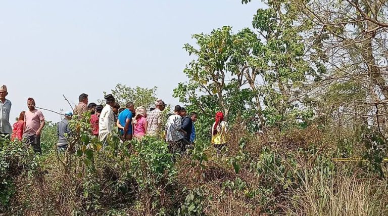 एउटै डोरीको पासोमा झुन्डिएको अवस्थामा मृत भेटिए महिला र पुरुष