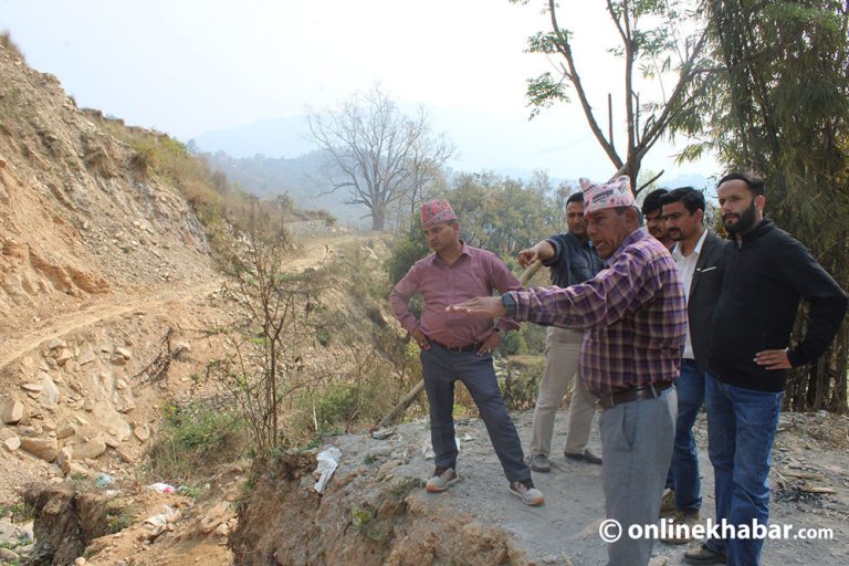 अनुगमनका क्रममा मन्त्रीलाई गुनासो- अरुको आँगनबाट हिँड्नुपर्‍या छ, बाटो बनाइदिनुस्
