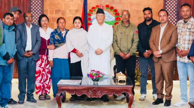प्रधानमन्त्री ओलीले भेटे पत्रकार रजकको परिवार, भने : दोषीमाथि कडा कारबाही हुन्छ  