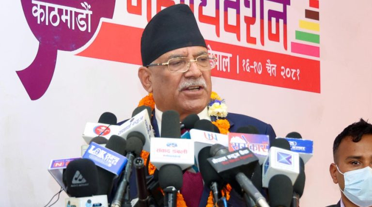 राजावादीहरू प्रेसमाथि अंकुश चाहन्छन् : प्रचण्ड
