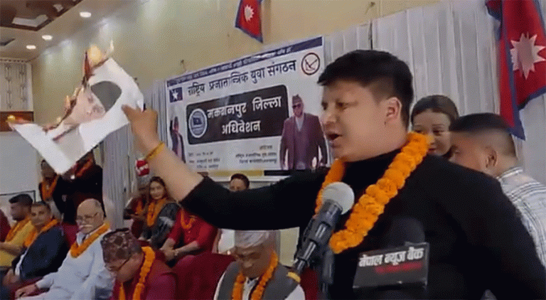 पुत्ला जलाउँदै नेता बनेकाहरू फोटो जलाउनेलाई थुन्न थाले