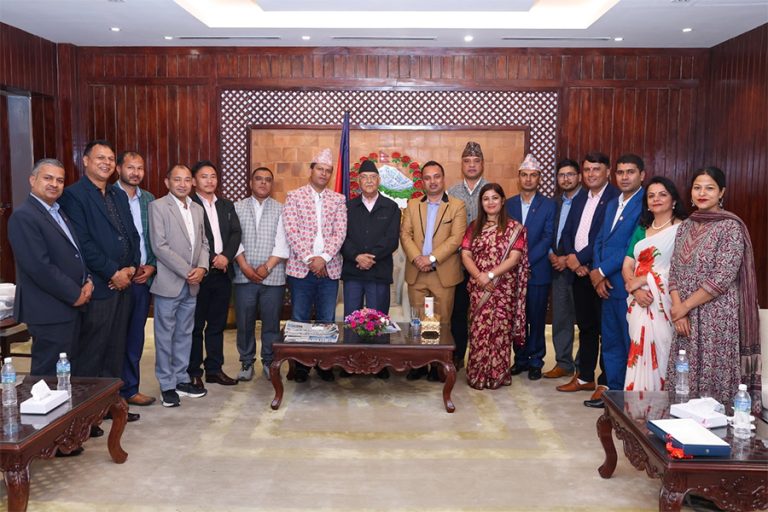 प्रधानमन्त्री ओलीले दिए प्रेस चौतारीको नयाँ नेतृत्वलाई बधाई