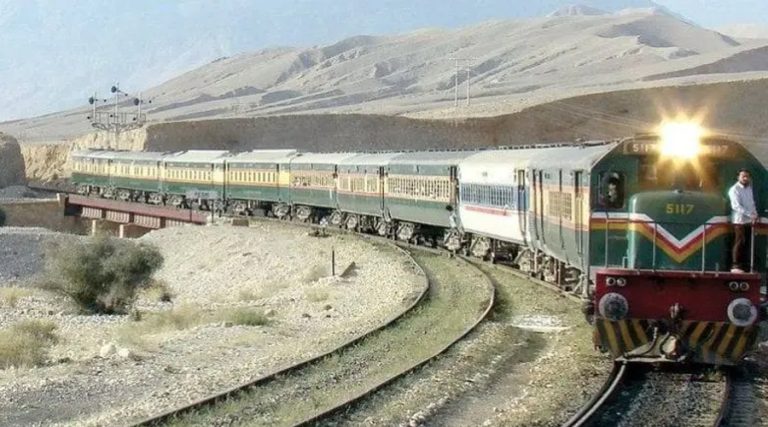 पाकिस्तानी यात्रु ट्रेन बलुच विद्रोहीको कब्जामा, एक सय सुरक्षाकर्मी बन्धक