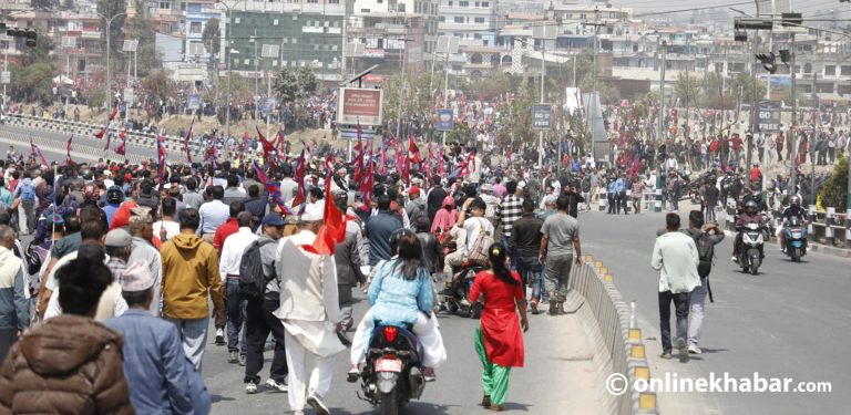 तीनकुनेमा भेला भए राजावादी, चाबहिलबाट अघि बढे सुवेदी (तस्वीरहरू)