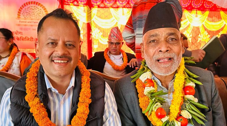 कृषिमन्त्रीलाई तरकारीको माला