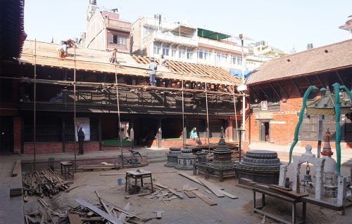 ललितपुरको ‘रत्नाकर महाविहार’मा तामाको छाना लगाइँदै
