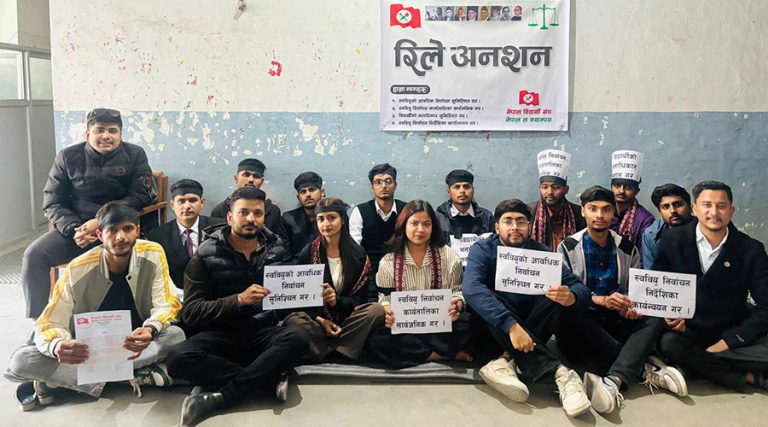 चुनावको माग राखेर नेपाल ल क्याम्पसमा नेविसंघको रिले अनशन
