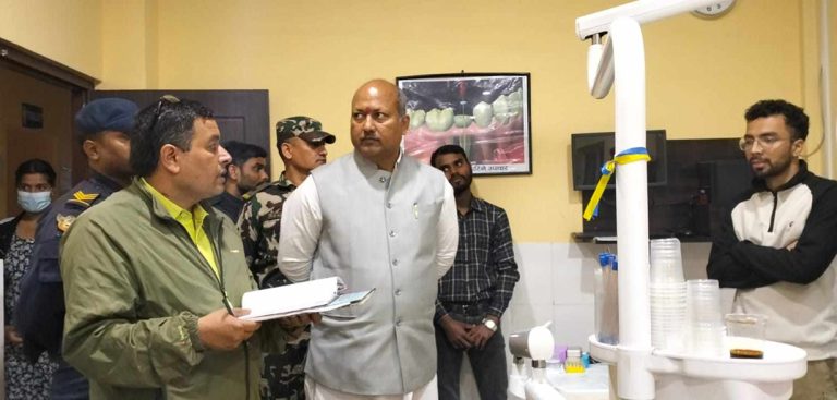 मुख्यमन्त्री सिंहले गरे बर्दिबासका ८ अस्पतालमा अनुगमन, ५ वटा बन्द गर्न निर्देशन