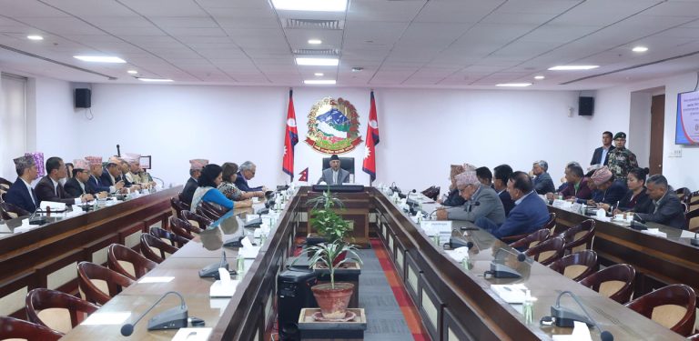 ओलीले बोलाएको बैठकमा प्रचण्ड र माधव नेपाल अनुपस्थित