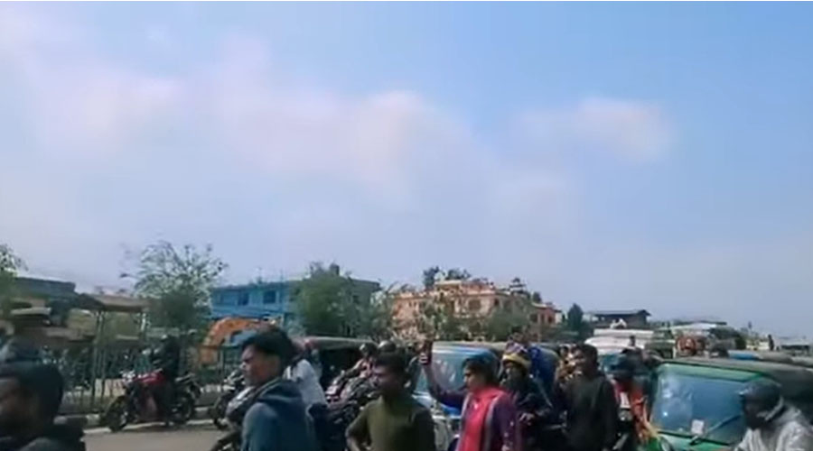 प्रधानमन्त्री पुग्दा सुर्खेतमा सडक खाली गराइयो, स्थानीयको विरोध