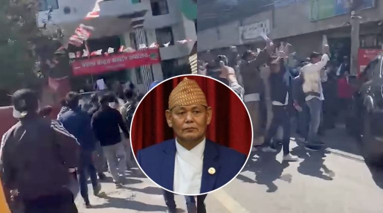आफ्नै पार्टी कार्यालयमा खेलकुदमन्त्रीलाई कालोझण्डा