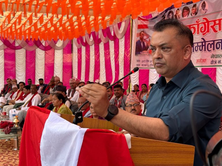 पूर्वराजा ज्ञानेन्द्र भाँडभैलो मच्चाएर शासन हत्याउन चाहन्छन् : गगन थापा