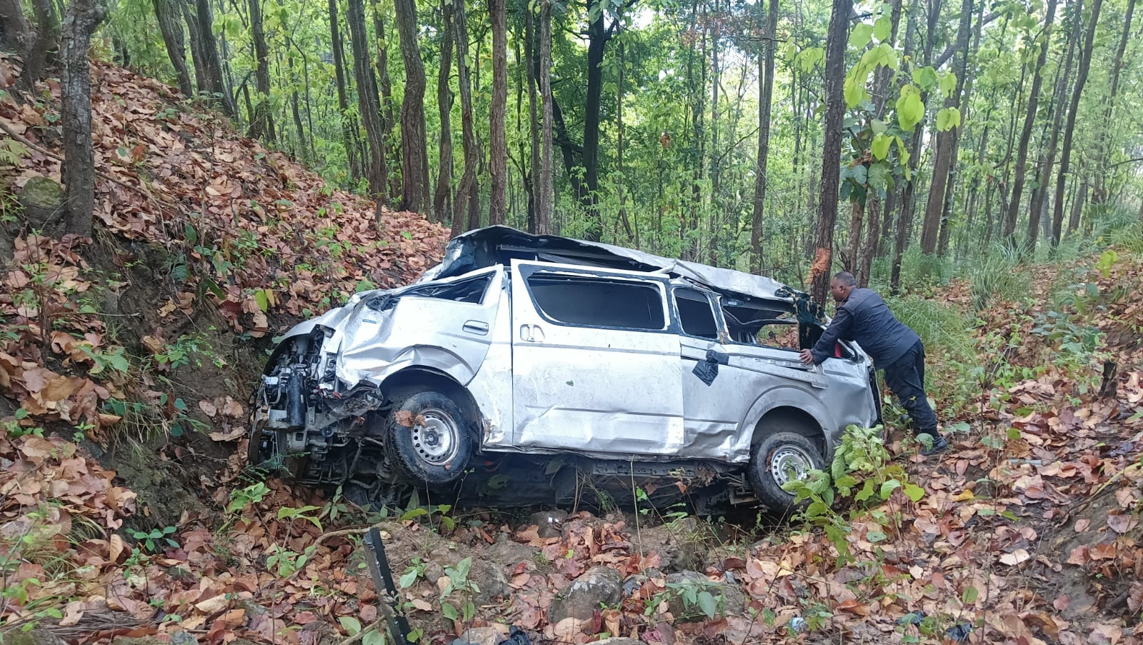 मकवानपुरगढीमा गाडी दुर्घटना हुँदा बालिकासहित २ जनाको मृत्यु, १४ जना घाइते