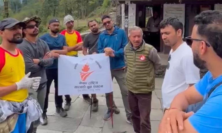अन्नपूर्ण आधार शिविरमा राष्ट्रिय मारवाडी युवा संगठनको सरसफाइ