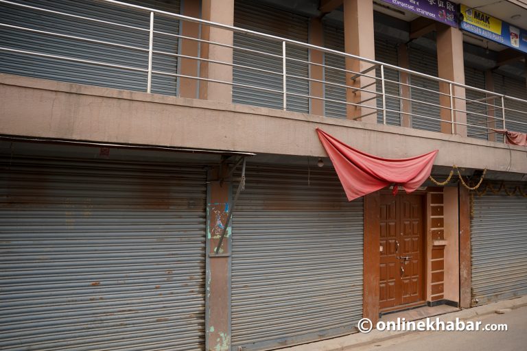 तीनकुने प्रदर्शनको असर बल्खुमा, व्यवसायीले लगाए सटरमा ताला