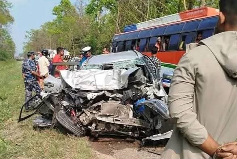 बारामा टिपर र कार ठोक्किँदा २ जनाको मृत्यु