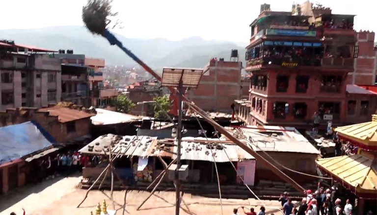बिस्काः जात्राको अन्तिम दिन यसरी ढालियो हात नभएको लिङ्गो (भिडियोसहित)