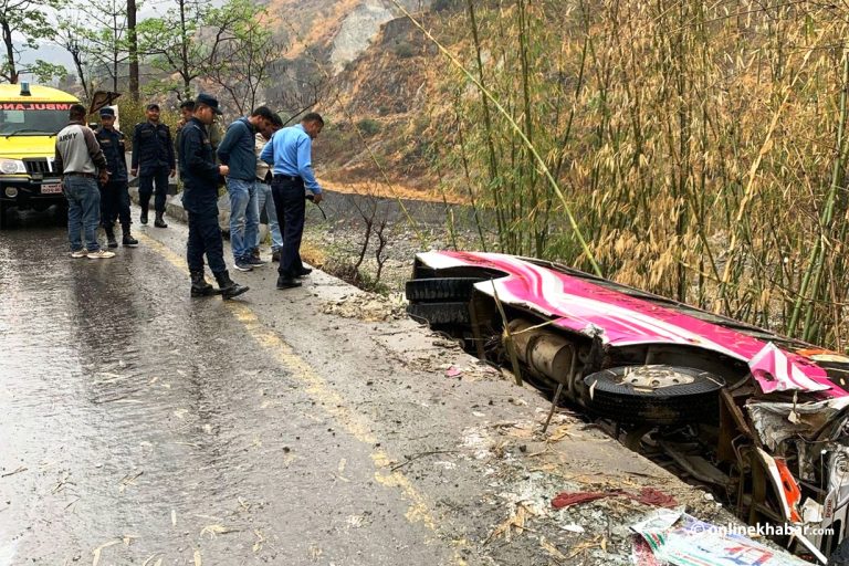 काठमाडौंबाट रामेछाप जाँदै गरेको बस रोशीमा दुर्घटना