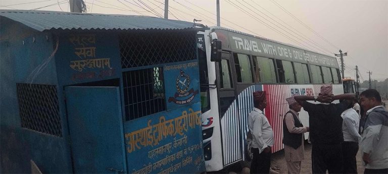 कैलालीमा बस र माइक्रोबस ठोक्किदा १० जना घाइते