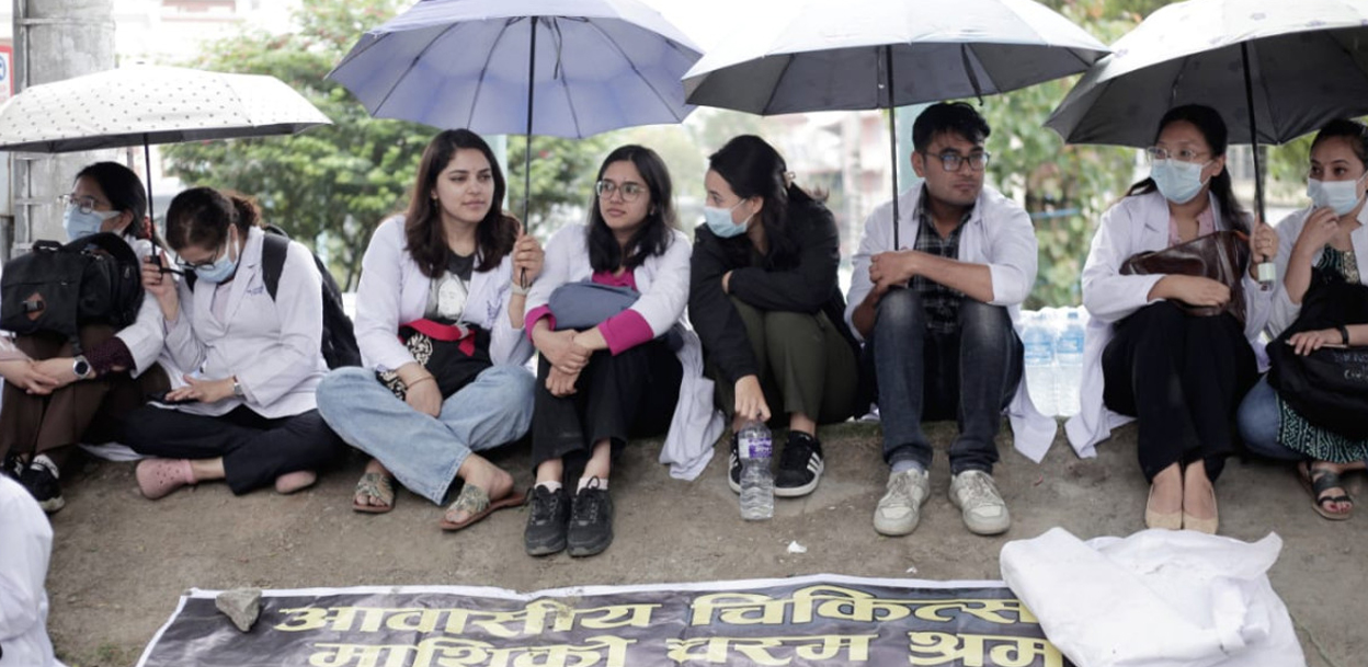 आज पनि सडकमा आवासीय चिकित्सक (तस्वीरहरू)