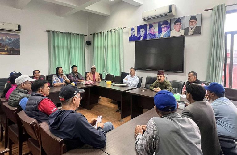 शिक्षकका माग सम्बोधनका लागि गगन र विश्व सक्रिय, पार्टी सभापतिपछि आन्दोलनका अगुवासँग छलफल
