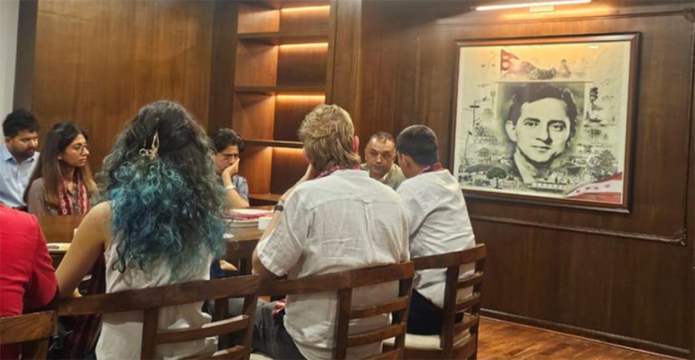 कांग्रेस महामन्त्रीसँग बेलायती विद्यार्थीहरूको जलवायु चासो