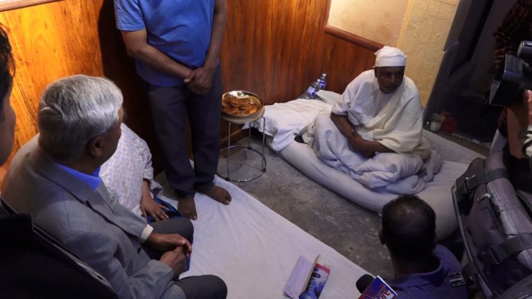 देउवाले भेटे तीनकुने प्रदर्शनमा मृत्यु भएका पत्रकार सुरेश रजकका परिवार
