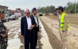 निर्माणाधीन दाउन्ने सडक अनुगमनमा भौतिकमन्त्री, मनसुनअघि सक्न निर्देशन