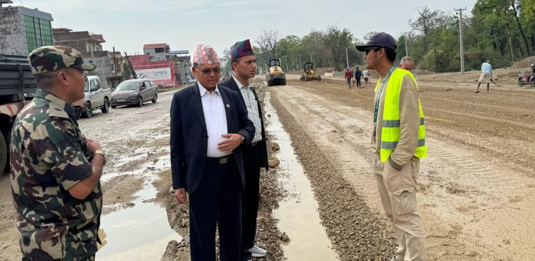 निर्माणाधीन दाउन्ने सडक अनुगमनमा भौतिकमन्त्री, मनसुनअघि सक्न निर्देशन