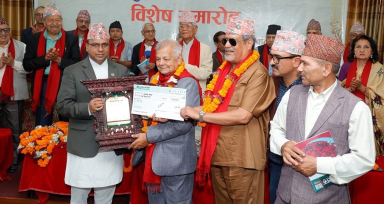 आख्यानकार ध्रुवचन्द्र गौतमलाई १ लाखको राष्ट्रिय लेखक पुरस्कार