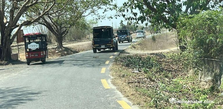 साढे ११ बजेको फ्लाइटमा प्रसाईंलाई चन्द्रगढी विमानस्थलबाट काठमाडौं ल्याइँदै