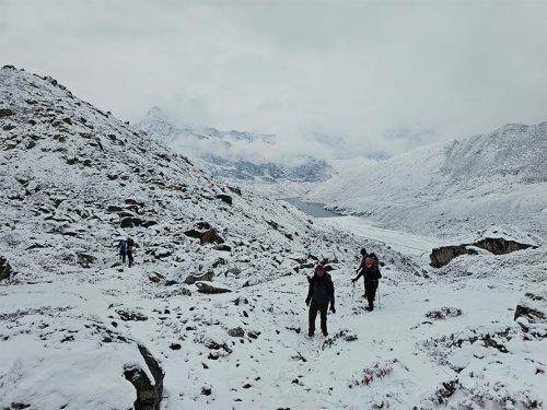 खुम्बु क्षेत्रमा भारी हिमपात, पदमार्ग अवरुद्ध हुँदा पर्यटक समस्यामा