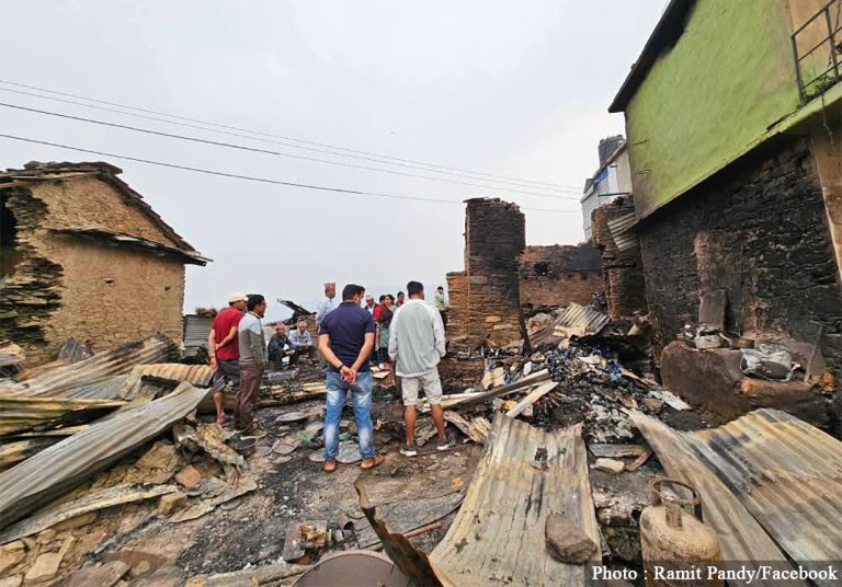 जयगढका आगलागी पीडितलाई राहत बाँड्न प्रदेश सरकारले दियो ५० लाख