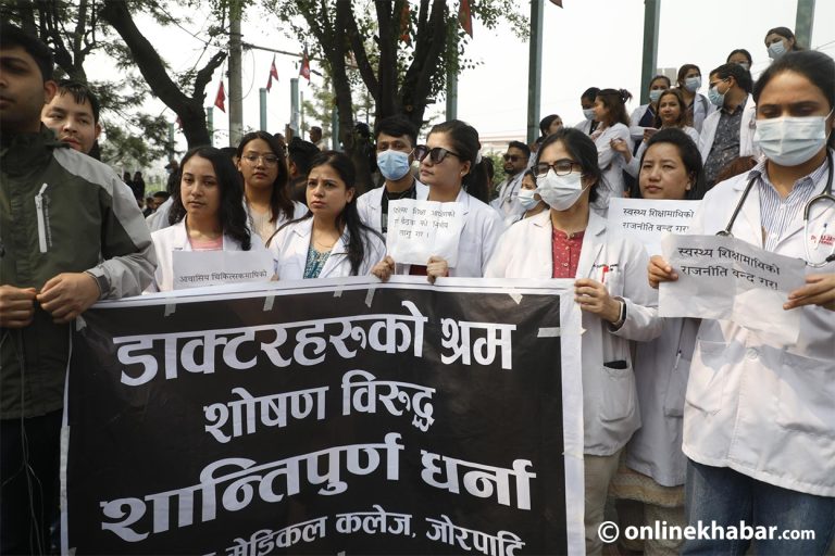 श्रम शोषणविरूद्ध सडकमा उत्रिए जोरपाटीका डाक्टरहरू (तस्वीरहरू)