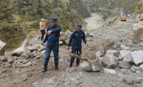 वर्षाका कारण कर्णाली राजमार्ग अवरुद्ध