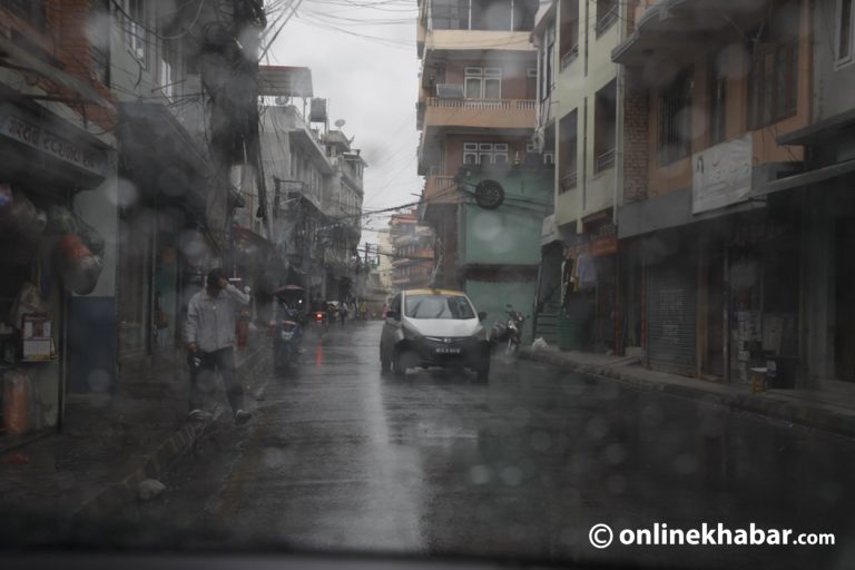 काठमाडौंमा बिहानैदेखि मेघगर्जनसहित वर्षा