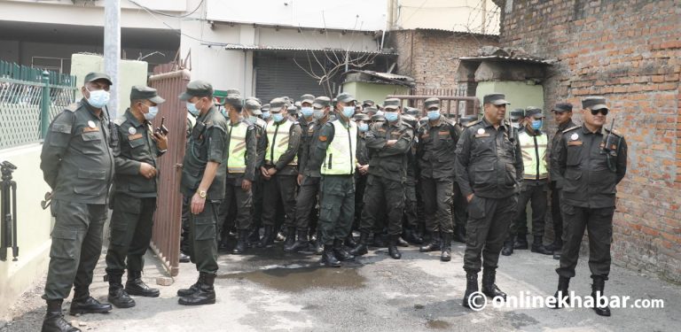 आफ्नै कर्मचारी रोक्न महानगर प्रहरी तैनाथ (तस्वीरहरू)