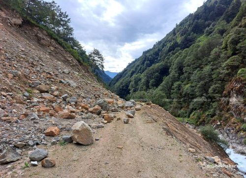 पहिरोले सल्यान र सुर्खेत–हुम्ला सडक अवरुद्ध