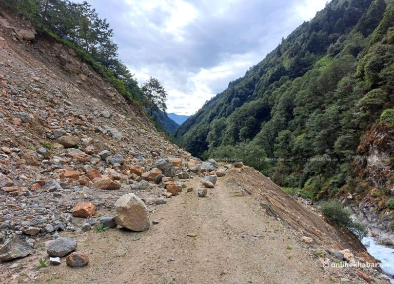 पहिरोले सल्यान र सुर्खेत–हुम्ला सडक अवरुद्ध