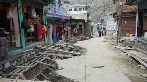 दरवाङका स्थानीयले आफ्नै घरका पेटी भत्काएर गरे सडक विस्तार