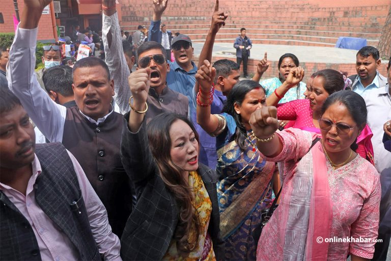 रेशम पक्राउ परेपछि प्रज्ञा प्रतिष्ठानमा सरकारविरुद्भ नाराबाजी (तस्वीरहरू)